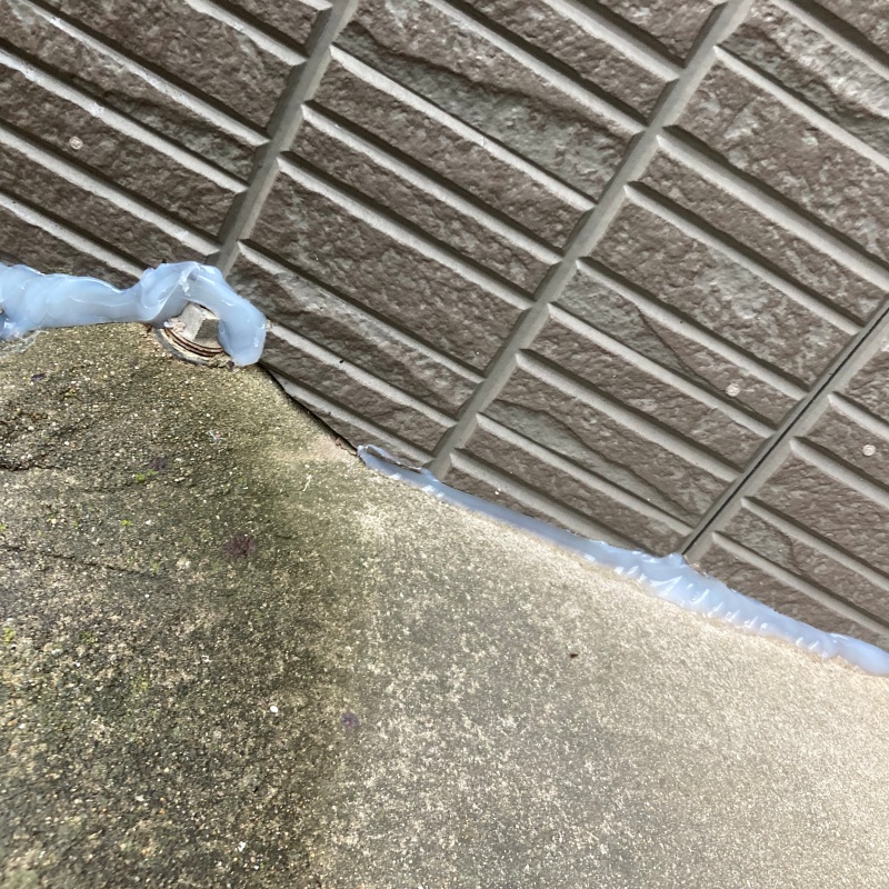 外壁と地面の間のすき間を封鎖
