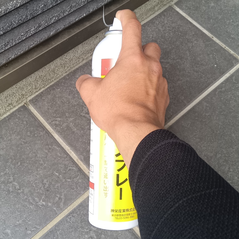 忌避剤を吹き付けている様子