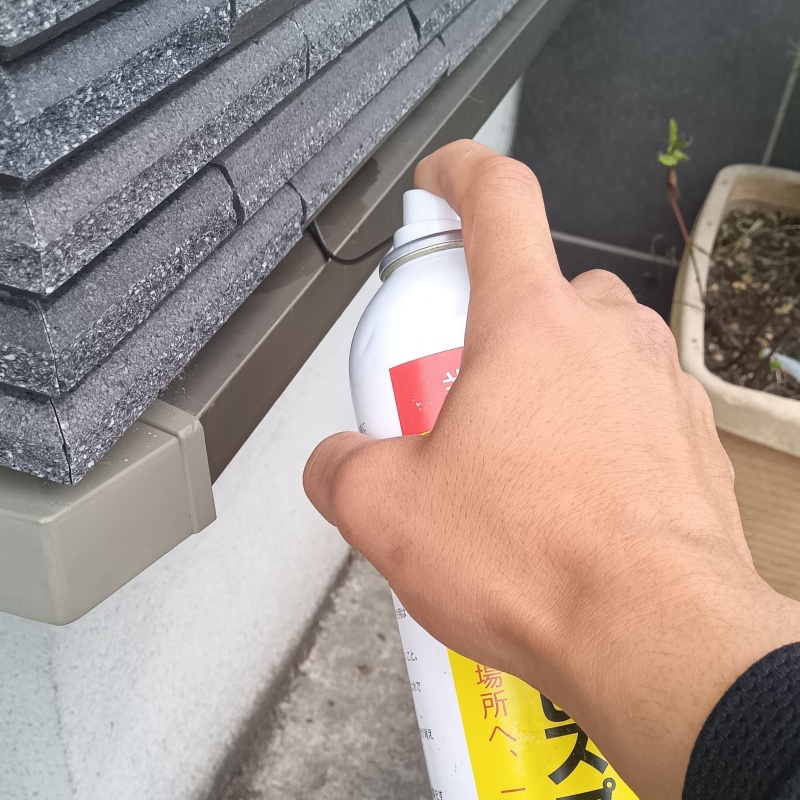 忌避剤を吹き付けている様子