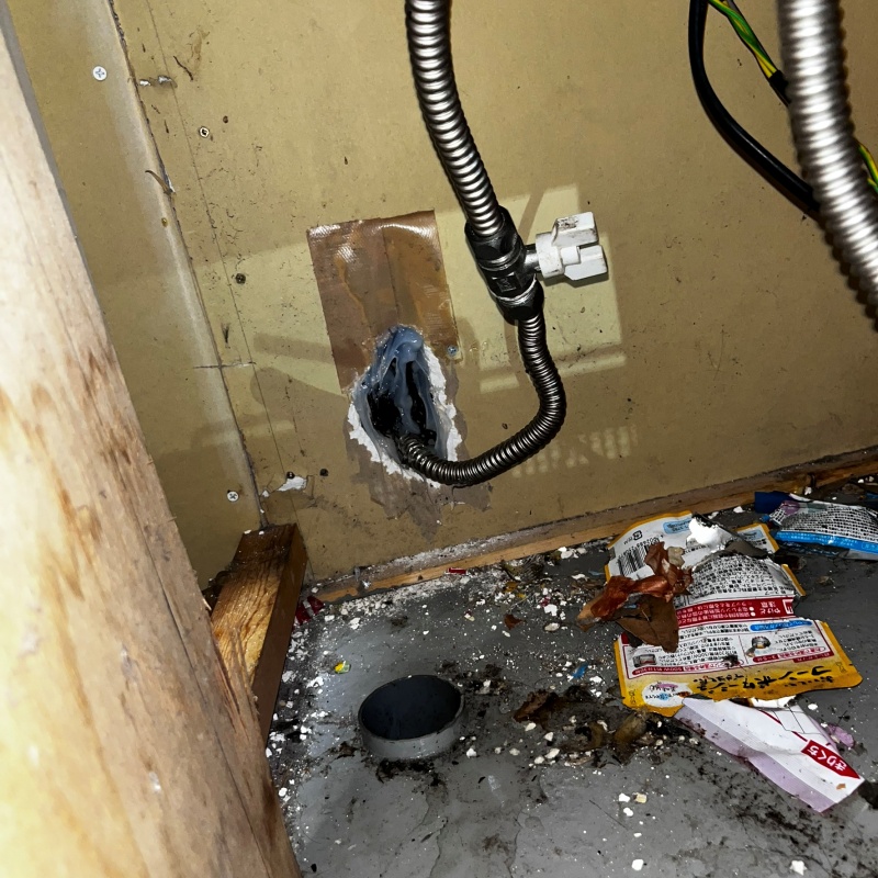 配線が通る穴のすき間を封鎖