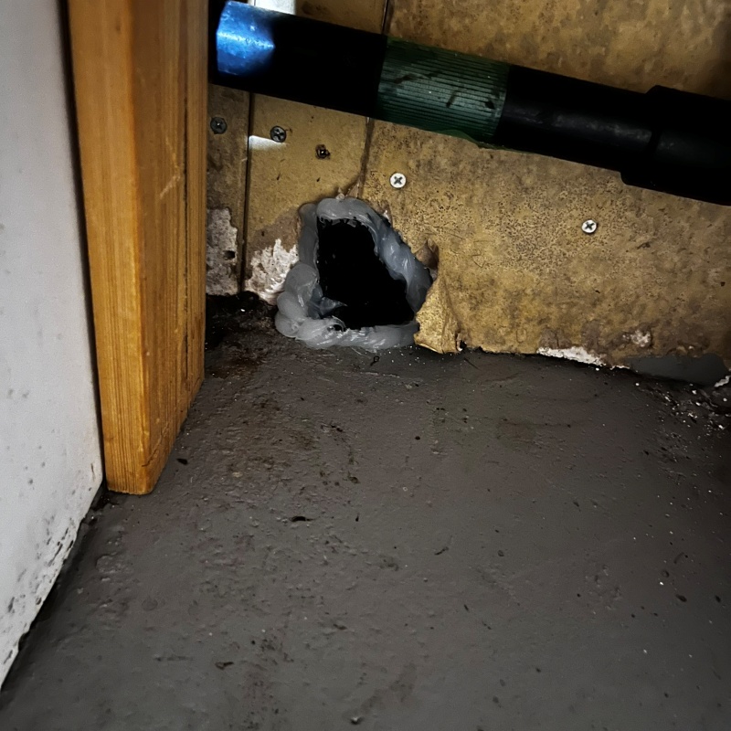 壁に開いた穴をパテで補修