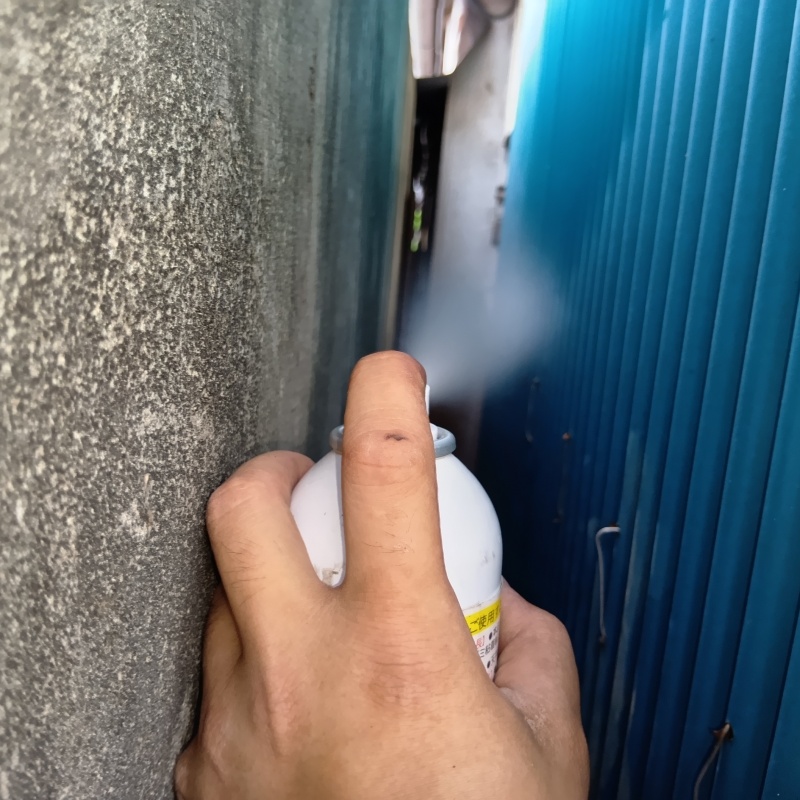 建物外周に忌避剤をスプレー