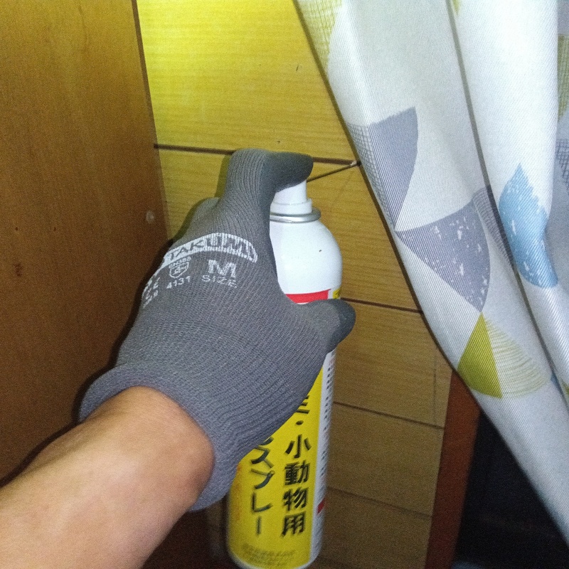 壁から忌避剤を注入