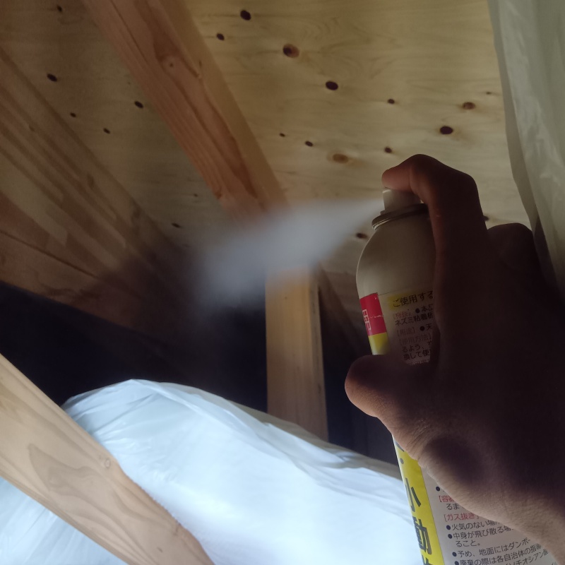 忌避剤を吹き付けている様子