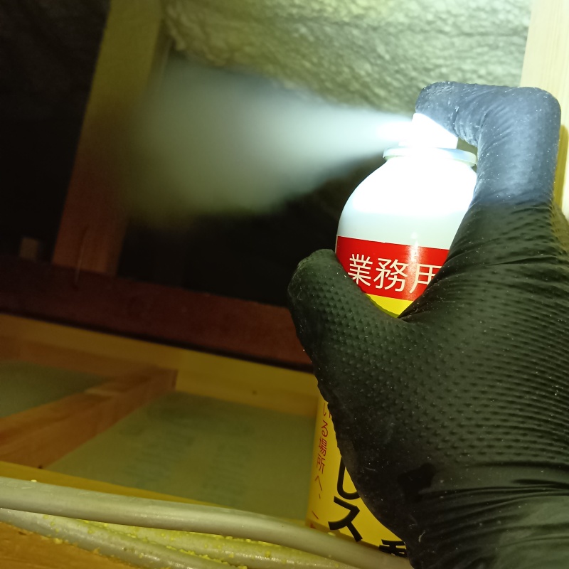 忌避剤を吹き付けている様子