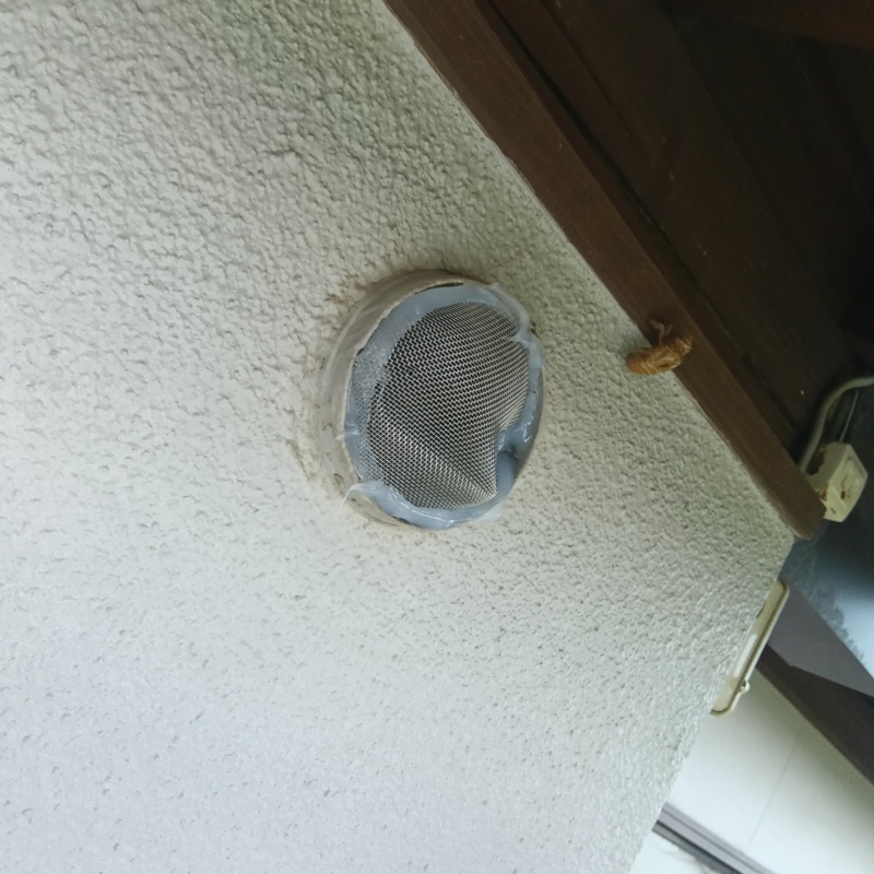 外壁換気口の開口部をネットで封鎖