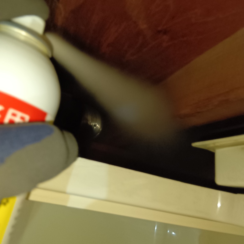 天井裏に忌避剤を散布