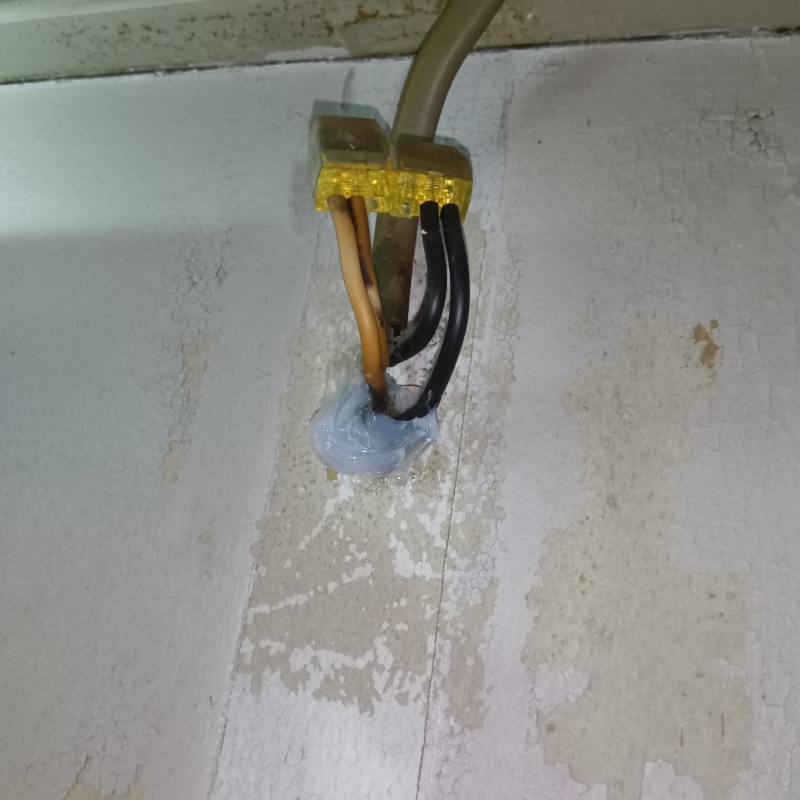 配線が通る穴のすき間を封鎖