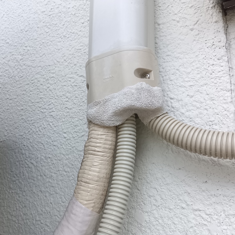 配管導入部にできたすき間をパテで埋める