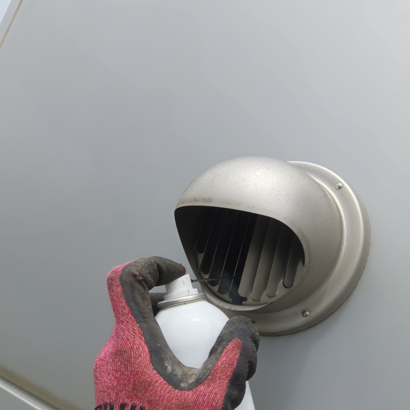 換気ガラリに忌避剤を散布
