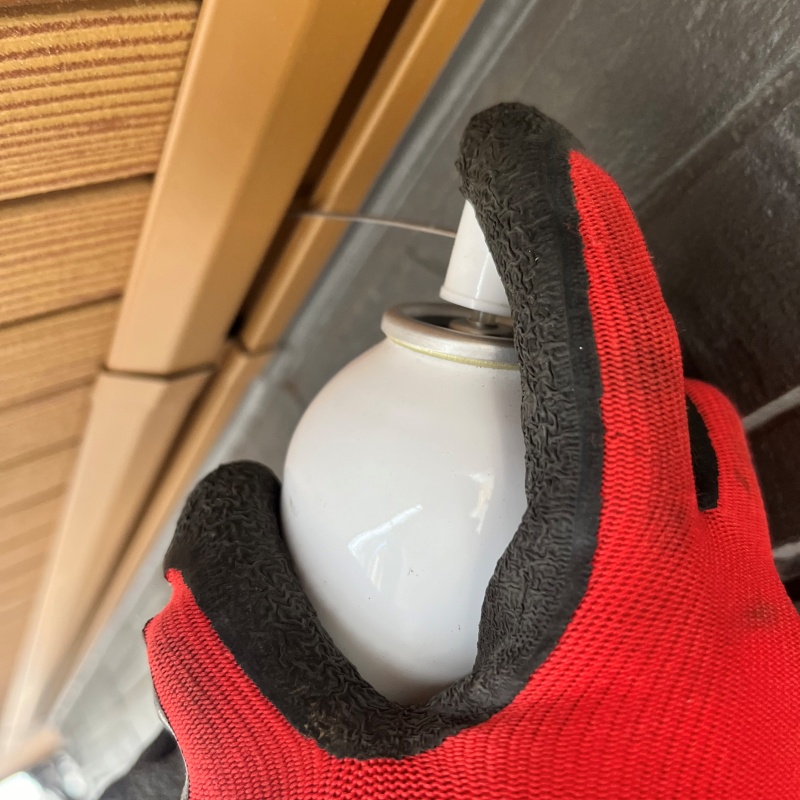 外壁のすき間から忌避剤をスプレー