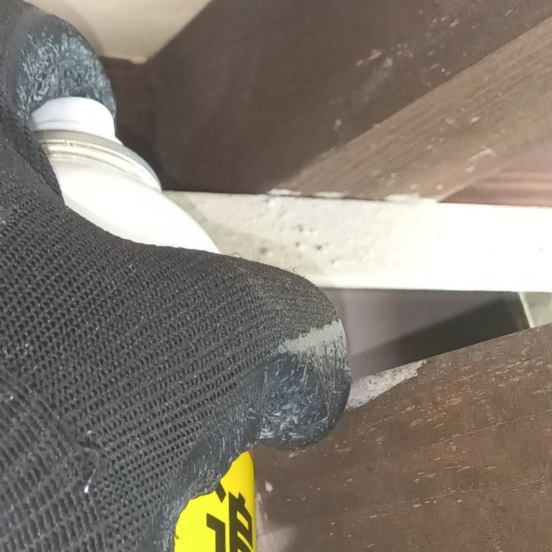 天井付近のすき間から忌避剤をスプレー