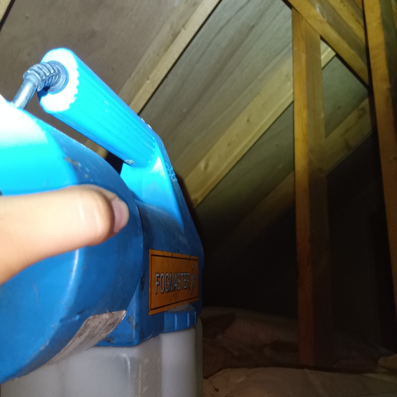 天井裏を噴霧器で除菌・消臭