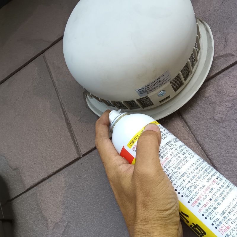 換気扇のすき間から忌避剤をスプレー