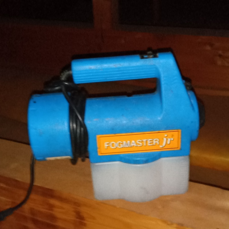 噴霧器で殺虫剤を散布