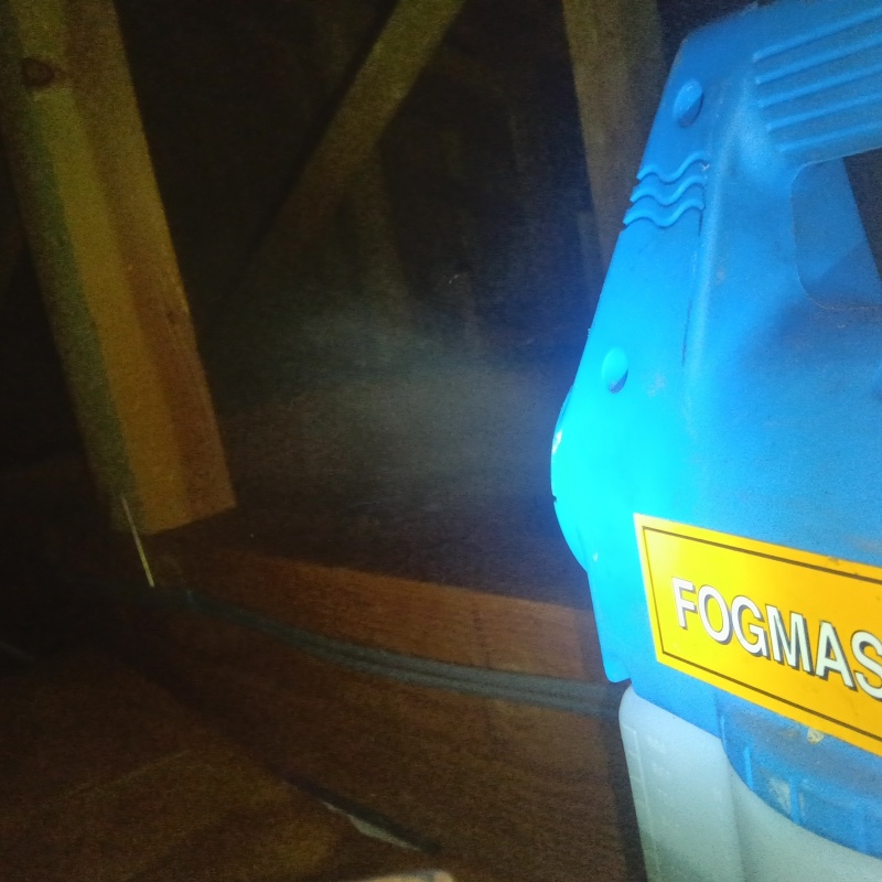 屋根裏に除菌剤を散布