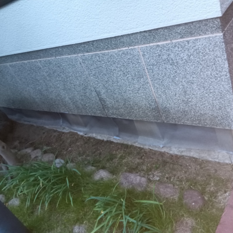 建物の外周にネットを設置