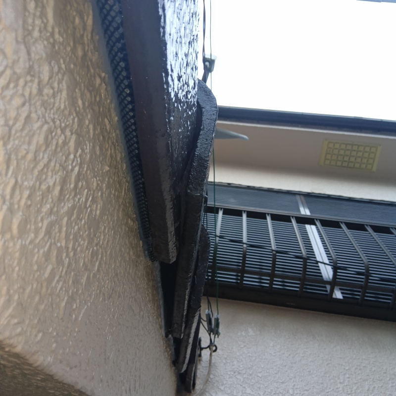 外壁の笠木のすき間を封鎖