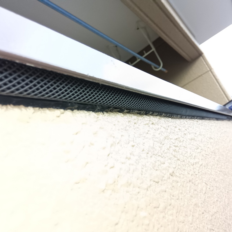 壁のすき間をネットで封鎖