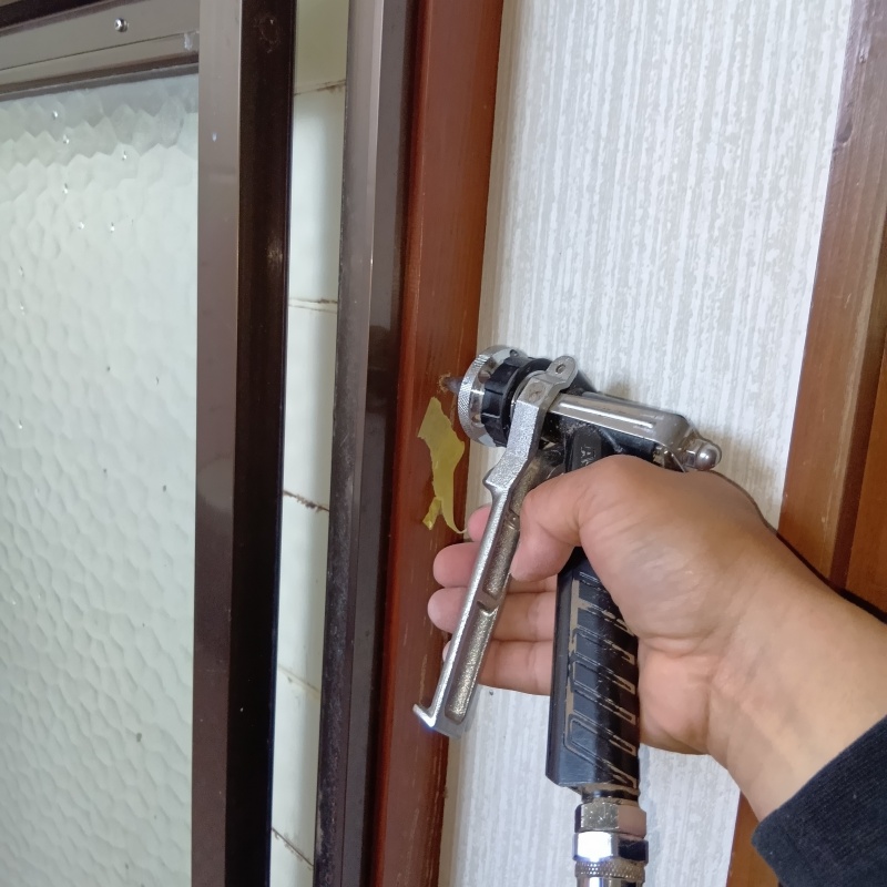 浴室の柱にシロアリ駆除剤を注入タイル