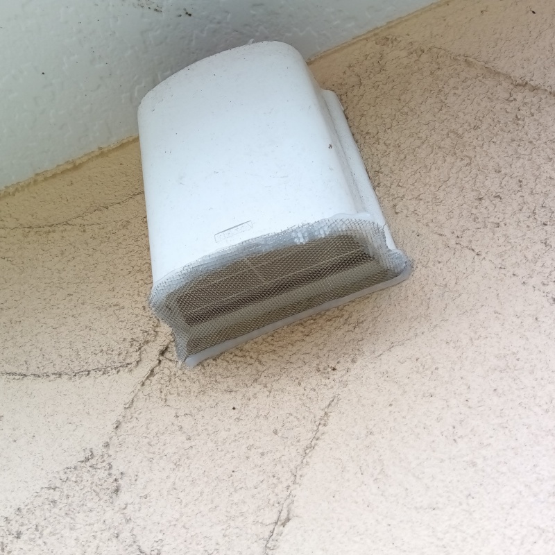 通気口をネットとパテで封鎖