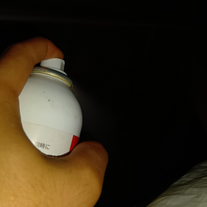 忌避剤を吹き付けている様子