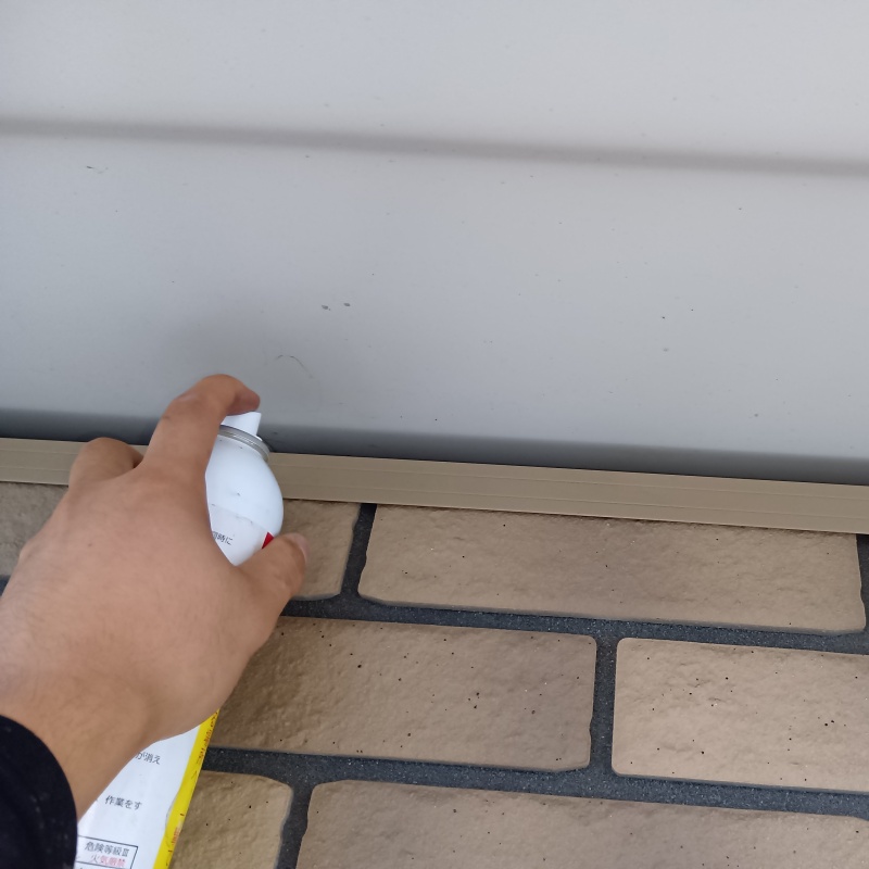 外壁のすき間から忌避剤をスプレー