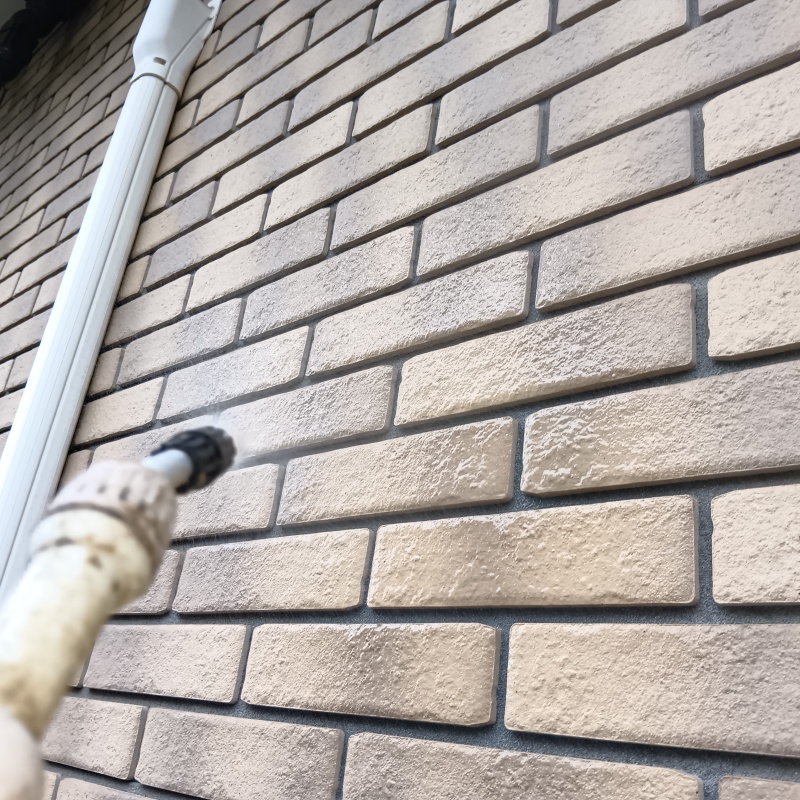 建物の外周に除菌・消臭剤を散布