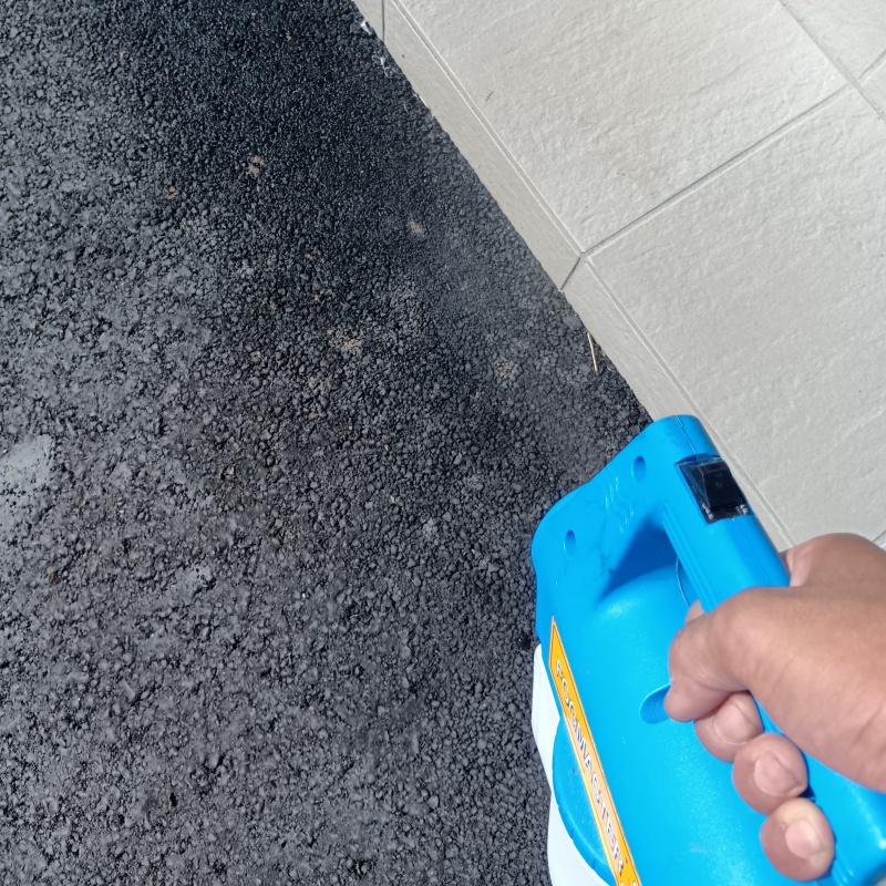 天井裏に忌避剤をスプレー