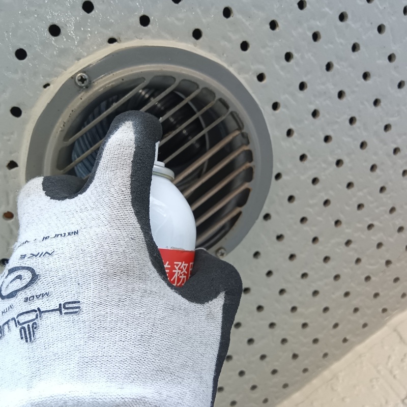 天井の換気口から忌避剤をスプレー