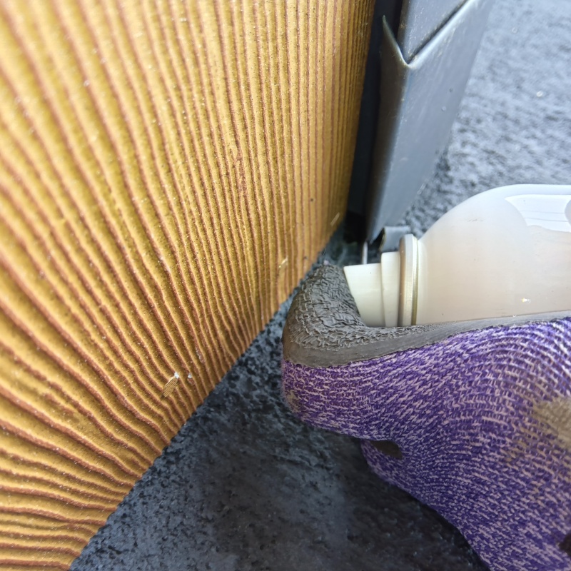 笠木のすき間から忌避剤をスプレー