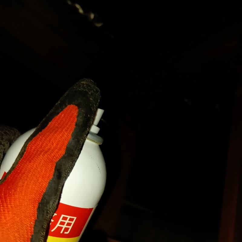 屋根裏に忌避剤をスプレー