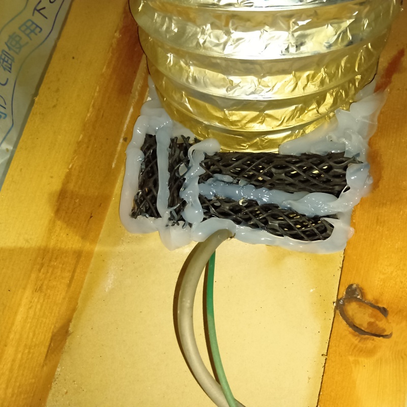 配線コードの通り道のすき間をパテで埋める
