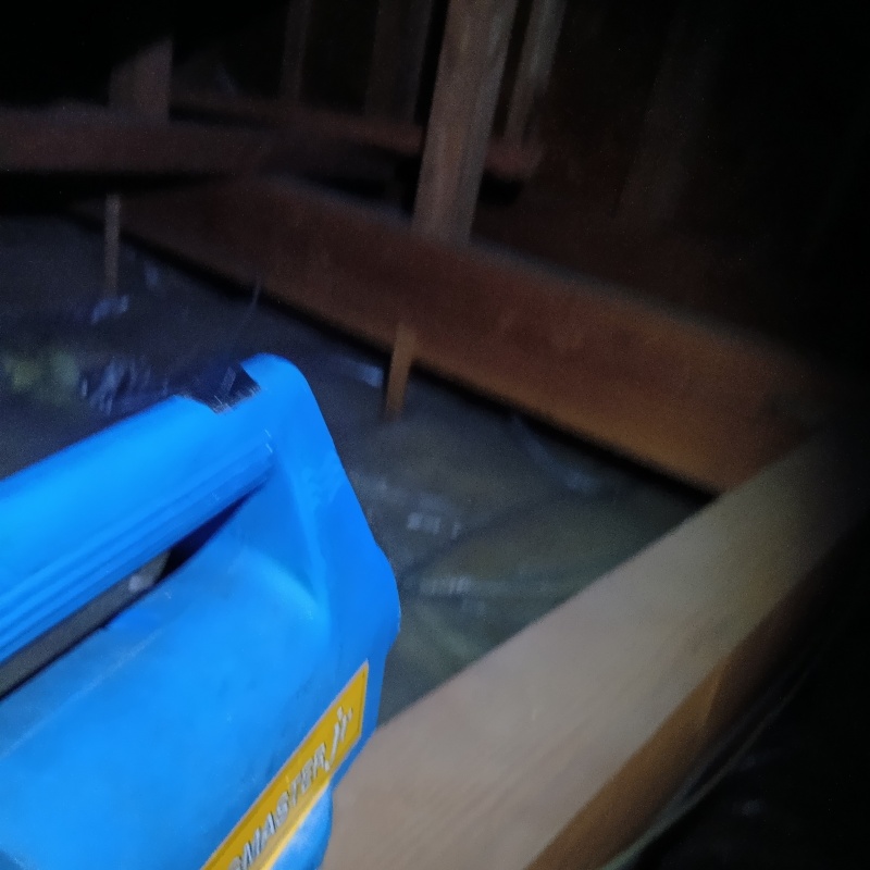 屋根裏に除菌剤を散布