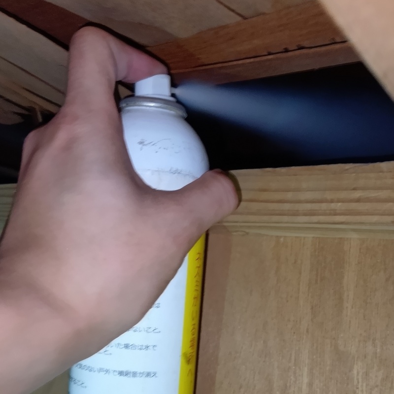 天井裏に忌避剤を散布