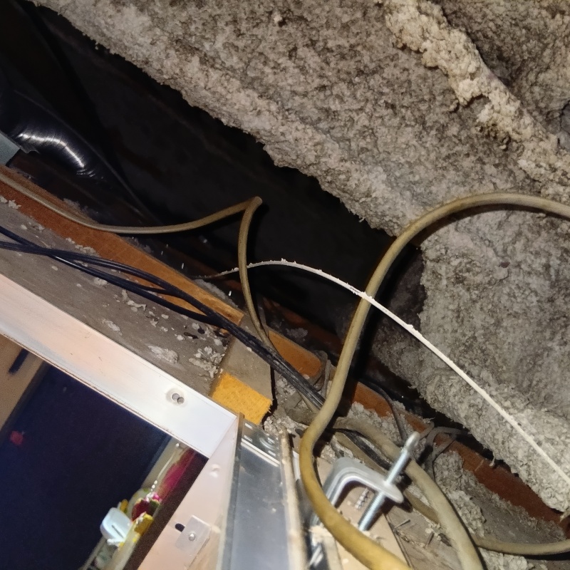 配線まわりの大きな開口部を封鎖