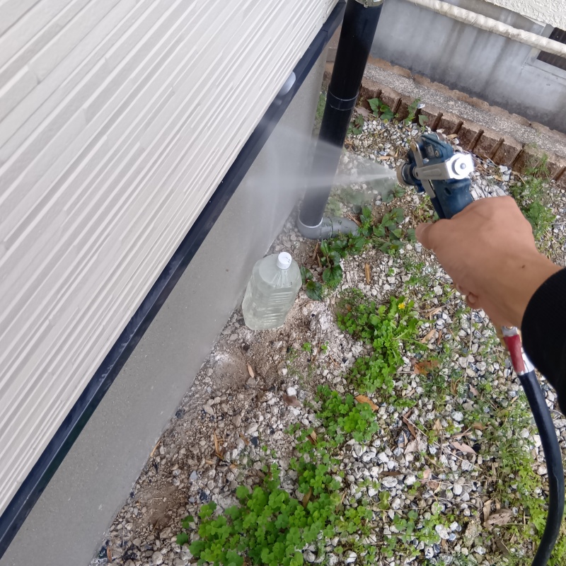 建物の外周に防蟻剤を散布