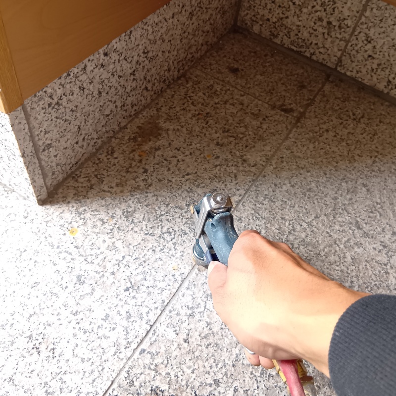 床に防蟻剤を注入