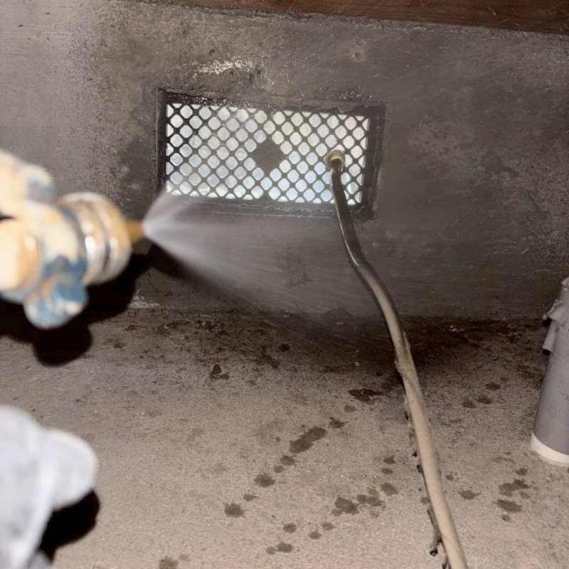 床下換気口まわりの基礎にシロアリ駆除剤を散布