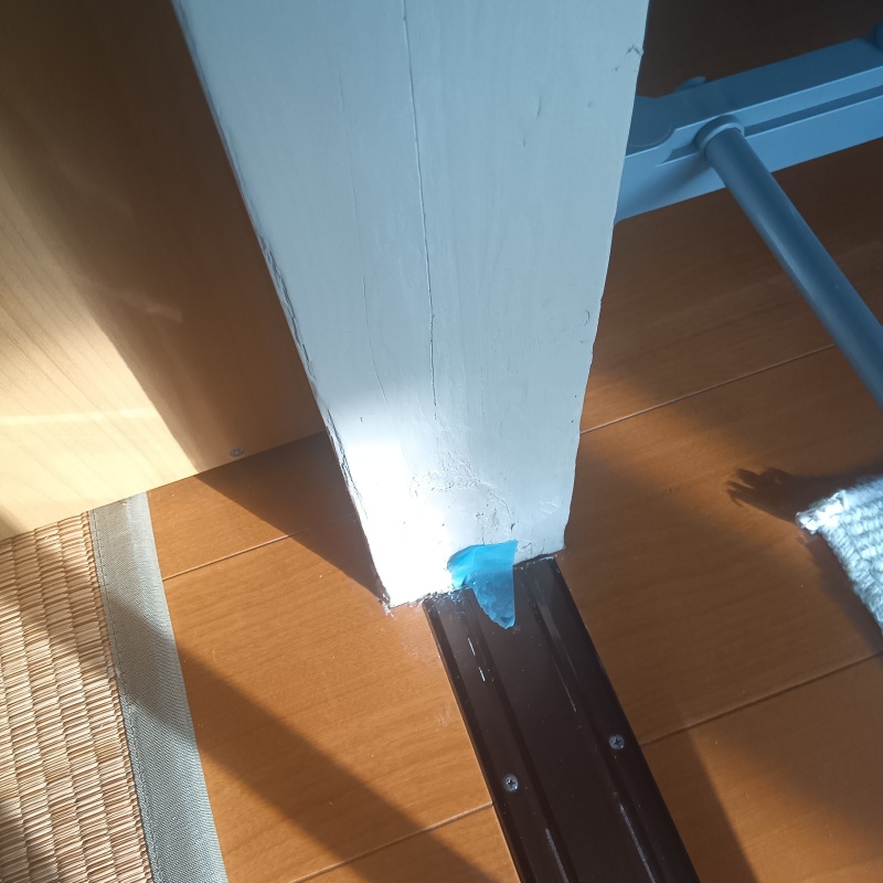 柱に亀裂がある様子