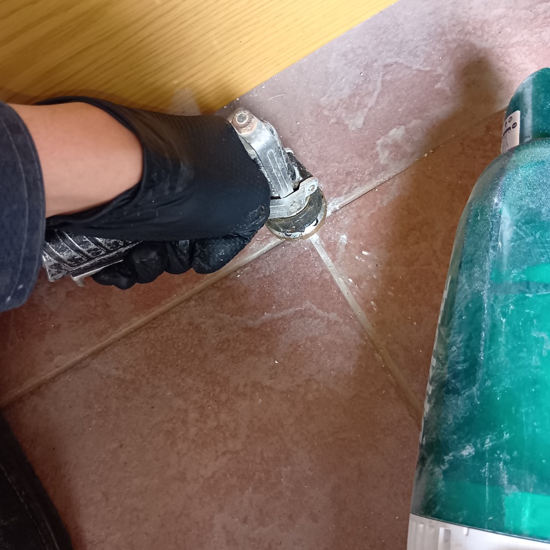玄関床に防蟻剤を注入
