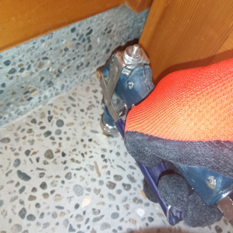 床にシロアリ駆除剤を注入