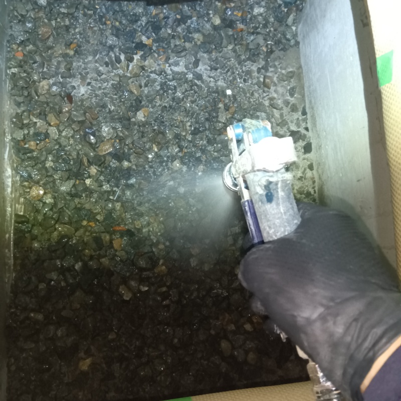 床下の地面にシロアリ駆除剤を散布