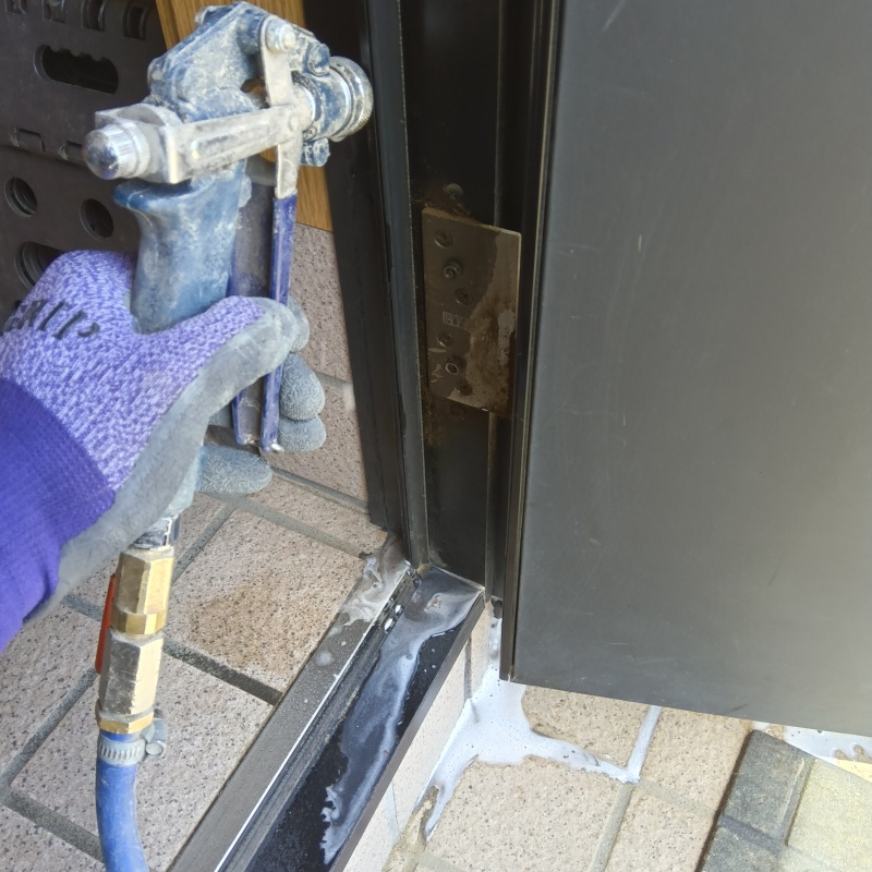 ドア枠に防蟻剤を注入