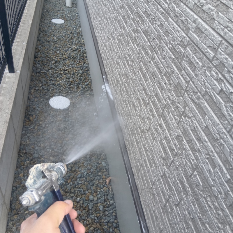 建物の外周に防蟻剤を散布