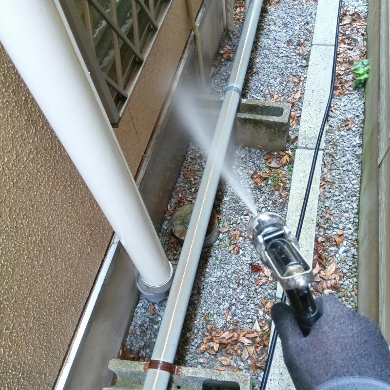建物外周に防蟻剤を散布