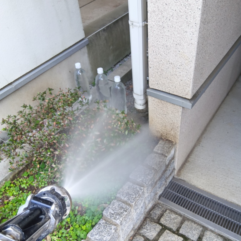建物外周に防蟻剤を散布