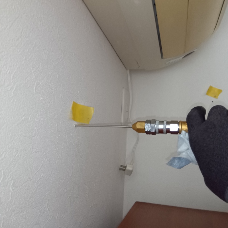 壁に防蟻剤を注入