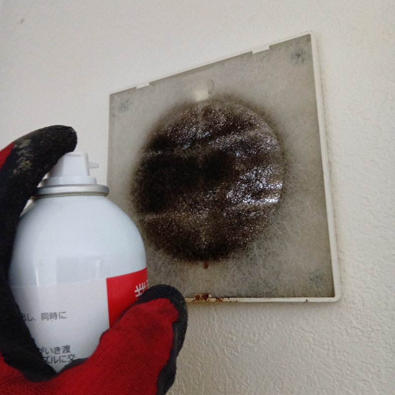 換気口に忌避剤をスプレー