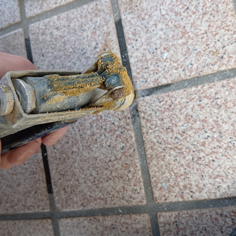 床にシロアリ駆除剤を注入